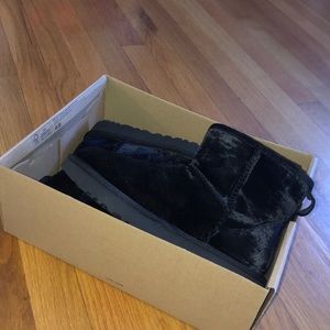 Women’s Classic Mini Velvet Uggs Size 6